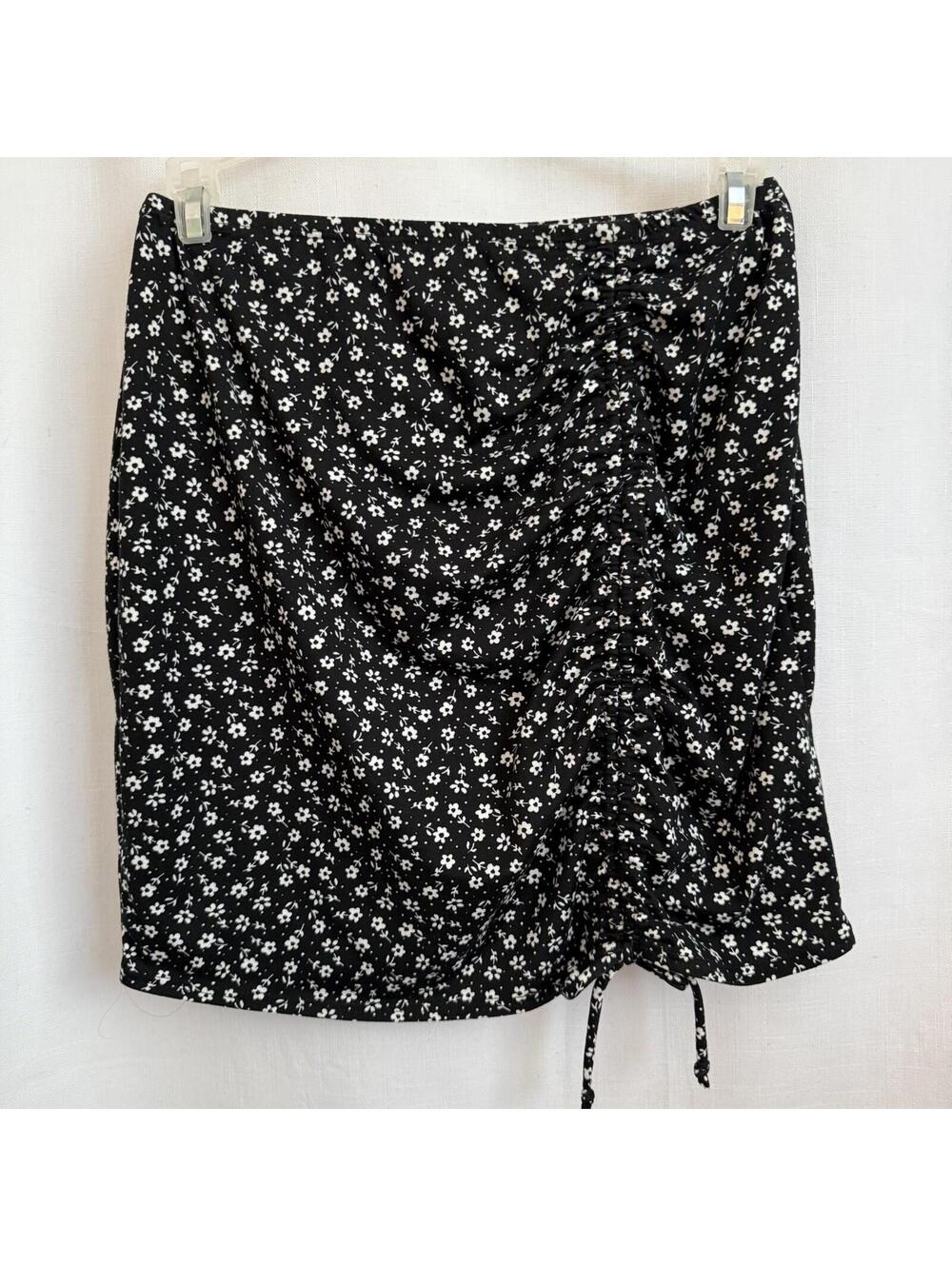 WINDSOR L Womens Y2K Mini Skirt Chinch Black W/ Floral Beach Party Shower Event